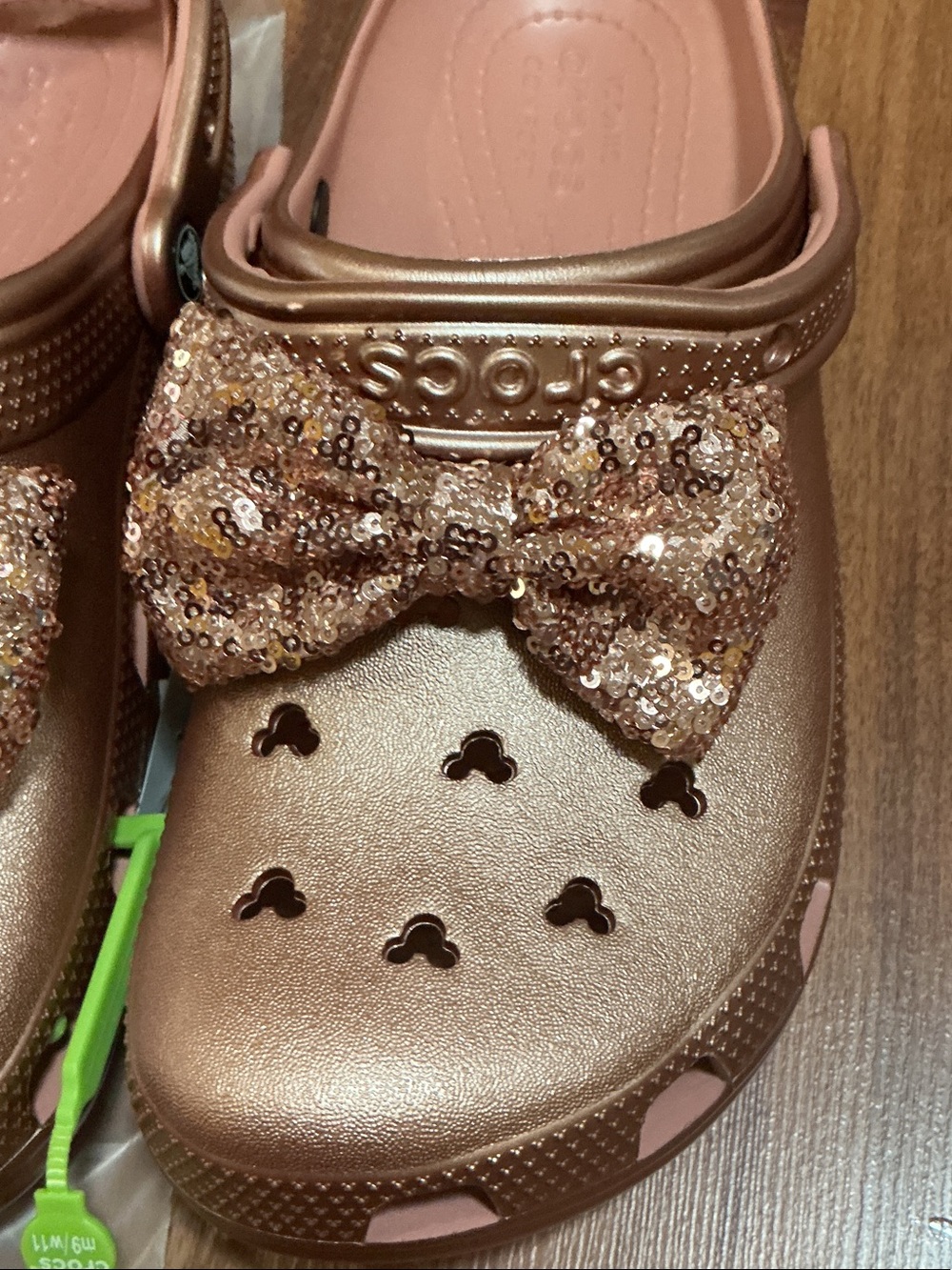 CROCS Disney women men’s 9/11 Metallic Rose Gold Bow Clogs nwt Mickey Mouse - Picture 2 of 10